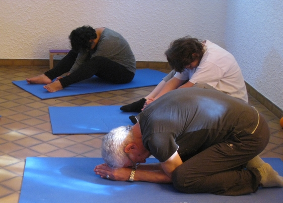 yoga- Etirement du dos en Feuille pliée ou en Tête sur les genoux