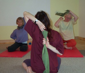 Assouplissement des épaules avec la posture de la "Tête de vache"-Cours et Stages-Yoga-Yvette Clouet-13005 Marseille