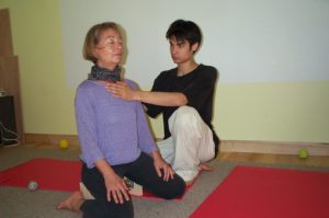 aider à respirer, une main dans le dos, l'autre sur le sternum-Exercice de yoga-Yvette Clouet