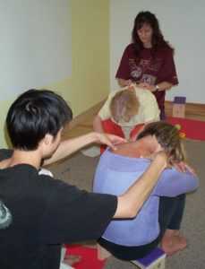 Savoir masser épaules et dos - Cours Yoga Marseille 13005 Yvette Clouet