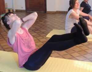 Abdos en protégeant le cou - Cours Yoga Marseille 13005 Yvette Clouet