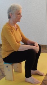 Corriger l'hallux valgus-Apprendre à contracter la voûte plantaire-Débutant : coussinet gros orteil soulevé-Cours et Stages-Yoga-Yvette Clouet-13005 Marseille