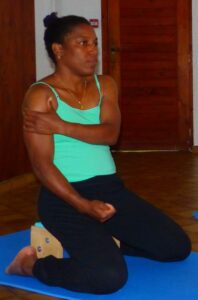 Toucher le Deltoïde, muscle protecteur de l'épaule, pour savoir le contracter et le renforcer-Cours et Stages-Yoga-Yvette Clouet-13005 Marseille.