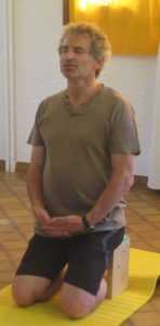 Sur un petit banc- Cours Yoga Marseille 13005 Yvette Clouet Sur un petit banc-