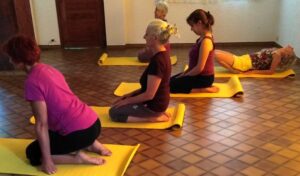 Corriger les orteils-Assouplissement des Extenseurs des orteils-Adaptation de la posture-Cours et Stages-Yoga-Yvette Clouet-13005 Marseille