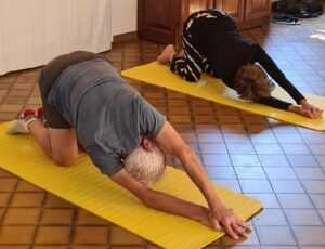 Étirement du grand dorsal et allongement de la colonne vertébrale -Cours et stages de yoga-Marseille 5è-Yvette Clouet