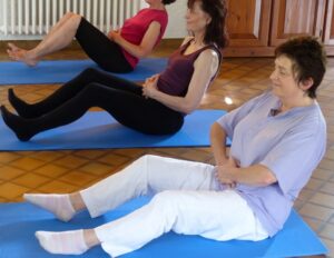 Contracter le périnée puis creuser le ventre pour muscler le transverse en faisant des abdos--Cours et Stages-Yoga-Yvette Clouet-Marseille-5e