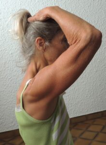 Toucher le Deltoïde, muscle protecteur de l'épaule, pour savoir le contracter et le renforcer-Cours et Stages-Yoga-Yvette Clouet-13005 Marseille