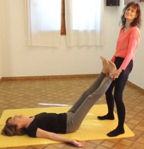 Atelier : exercices à deux : étirement et vibrations de la colonne vertébrale-Marseille 5è-Yvette Clouet