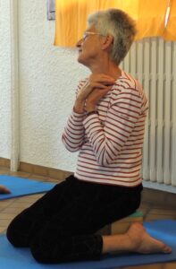 Étirement des SCOM et des Scalènes pour la libération du cou-Exercice de Yoga-Yvette Clouet