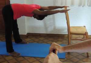 Étirement de l'arrière des jambes en sécurité pour le dos-Cours et Stages-Yoga-Yvette Clouet-Marseille-5e Étirement de l'arrière des jambes en sécurité pour le dos-Cours et Stages-Yoga-Yvette Clouet-Marseille-5e