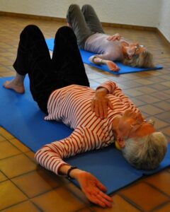 Étirement d'un muscle de l'épaule, le Petit Pectoral-Cours et Stages-Yoga-Yvette Clouet-13005 Marseille