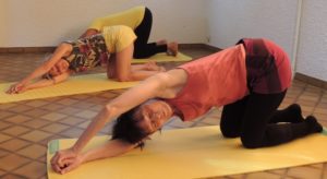 Posture de l'étirement du Grand Dorsal droitl, à genoux- Yvette Clouet