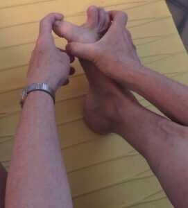 Défaire l’hallux valgus par l’étirement des fléchisseurs du gros orteil-Stage, atelier et cours de yoga sur le pied-Yvette Clouet Marseille