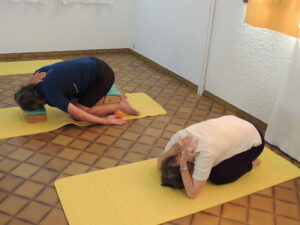 Posture de la Feuille pliée avec aménagements et Respiration dans le haut du dos-Cours et Stages-Yoga-Yvette Clouet-13005 Marseille-Cours et Stages-Yoga-Yvette Clouet-13005 Marseille