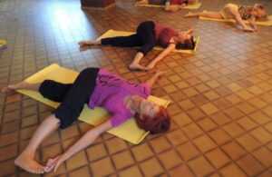 Grande torsion au sol - Cours Yoga Marseille 13005 Yvette Clouet