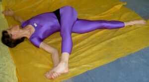 Grande torsion couchée - Cours Yoga Marseille 13005 Yvette Clouet