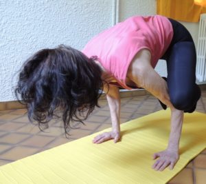 Posture de yoga Le Corbeau, équilibre sur les mains, genoux posés au dessus des coudes, Yvette Clouet