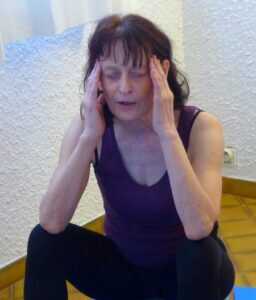 Massage des tempes - Cours Yoga Marseille 13005 Yvette Clouet