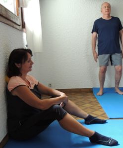 Massage et détente du dos contre le mur-Cours et Stages-Yoga-Yvette Clouet-Marseille-5e