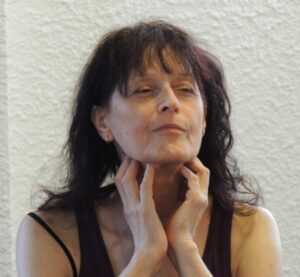 Massage du plancher de la bouche - Cours Yoga Marseille 13005 Yvette Clouet