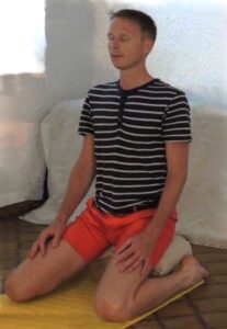 Méditation-Fin de séance-Sur un petit banc-Cours et Stages-Yoga-Yvette