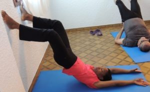 Posture de la Charrue, les pieds au mur-Stage de yoga-Marseille 13005