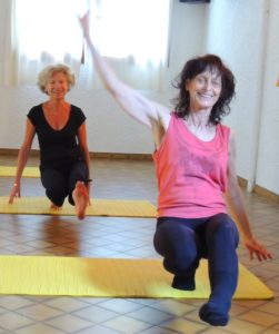 Posture d'équilibre l'Oiseau -Cours et stages de yoga-Marseille 5è-Yvette Clouet