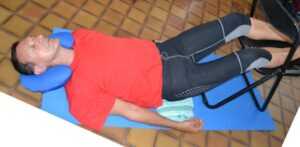 Relaxation en relevant les jambes sur une chaise - Cours Yoga Marseille 13005 Yvette Clouet