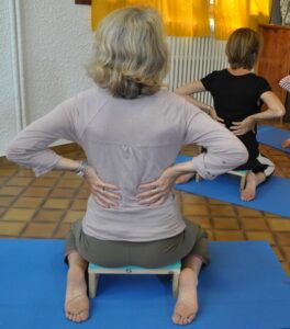 mains posées sur le bas des côtes pour apprendre à respirer avec le dos-Cours et Stages-Yoga-Yvette Clouet-13005 Marseille