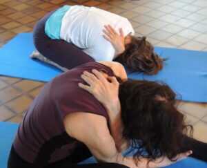 Respirer avec le haut du dos - Cours Yoga Marseille 13005 Yvette Clouet