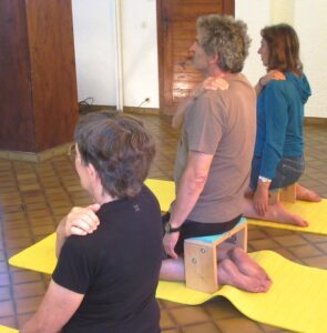 Situer sur soi le supra-épineux ou sus-épineux pour le masser et le détendre-Cours et Stages-Yoga-Yvette Clouet-13005 Marseille.