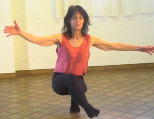Équilibre sur un pied-Posture de l'oiseau-Cours et stages de yoga-Marseille 5è-Yvette Clouet